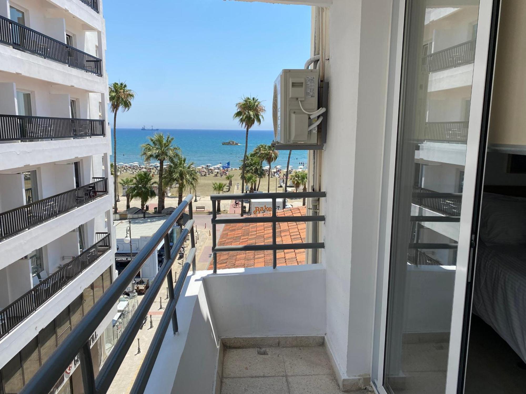 Larnaca Bay Suites Esterno foto